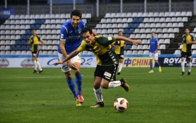 Josu rep l'oposició d'un jugador del Lleida Esportiu | Críspulo Díaz